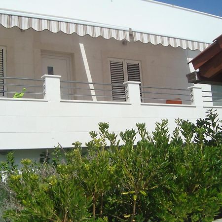 Apartments Niana With Heated Seawater Swimingpool Donji Okrug  Bagian luar foto