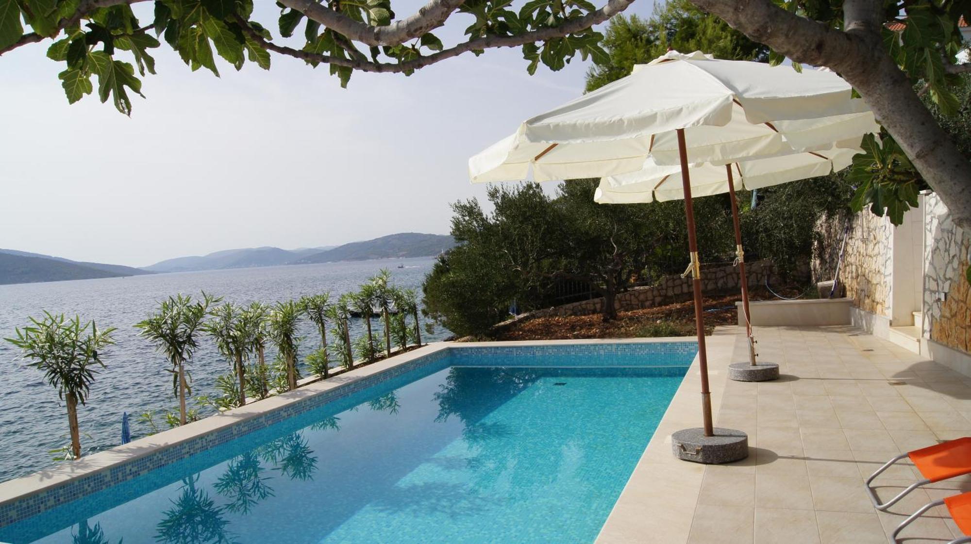 Apartments Niana With Heated Seawater Swimingpool Donji Okrug  Bagian luar foto