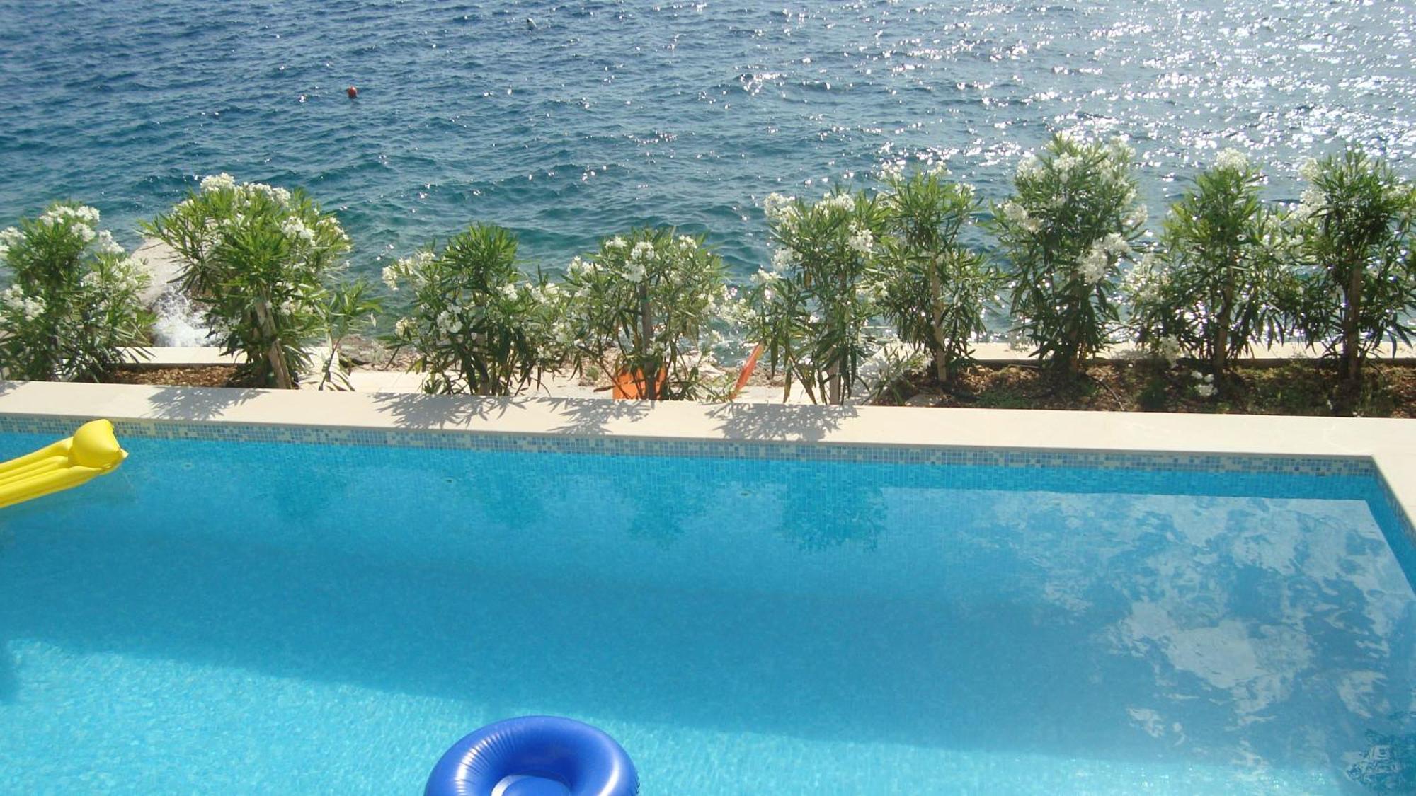 Apartments Niana With Heated Seawater Swimingpool Donji Okrug  Bagian luar foto