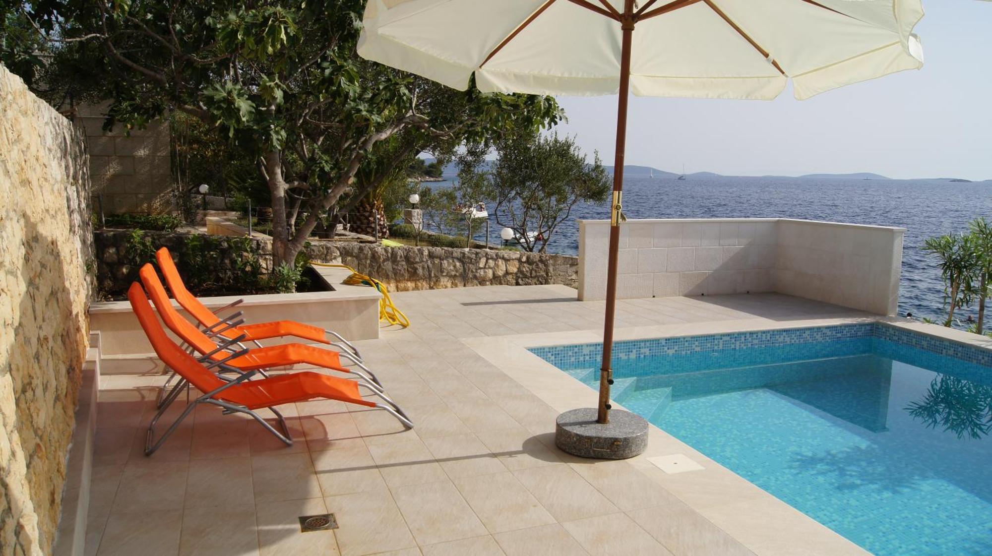 Apartments Niana With Heated Seawater Swimingpool Donji Okrug  Bagian luar foto
