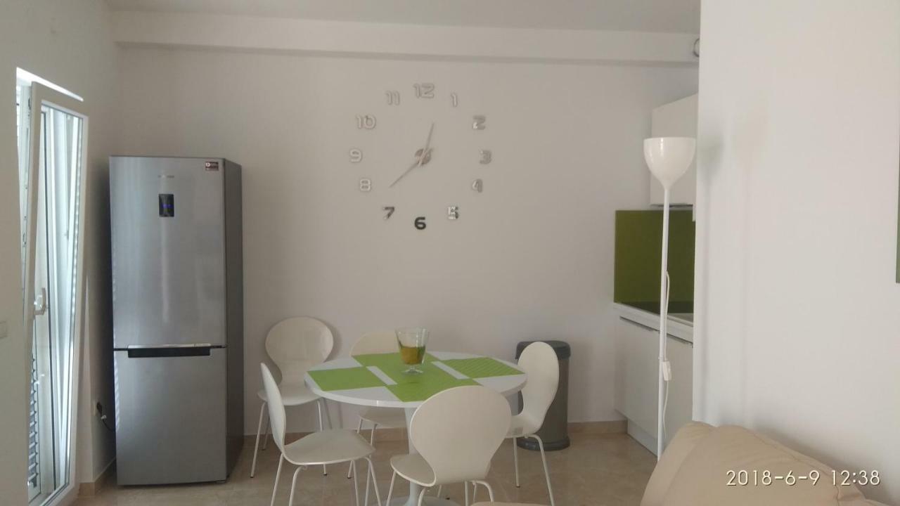 Apartments Niana With Heated Seawater Swimingpool Donji Okrug  Bagian luar foto