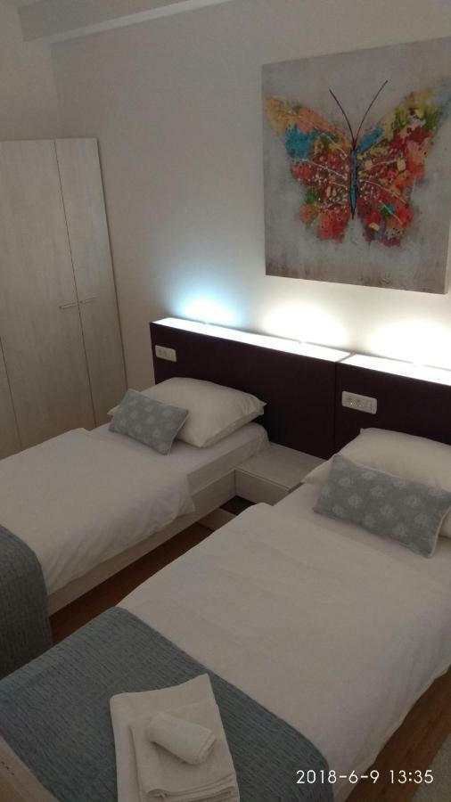 Apartments Niana With Heated Seawater Swimingpool Donji Okrug  Bagian luar foto
