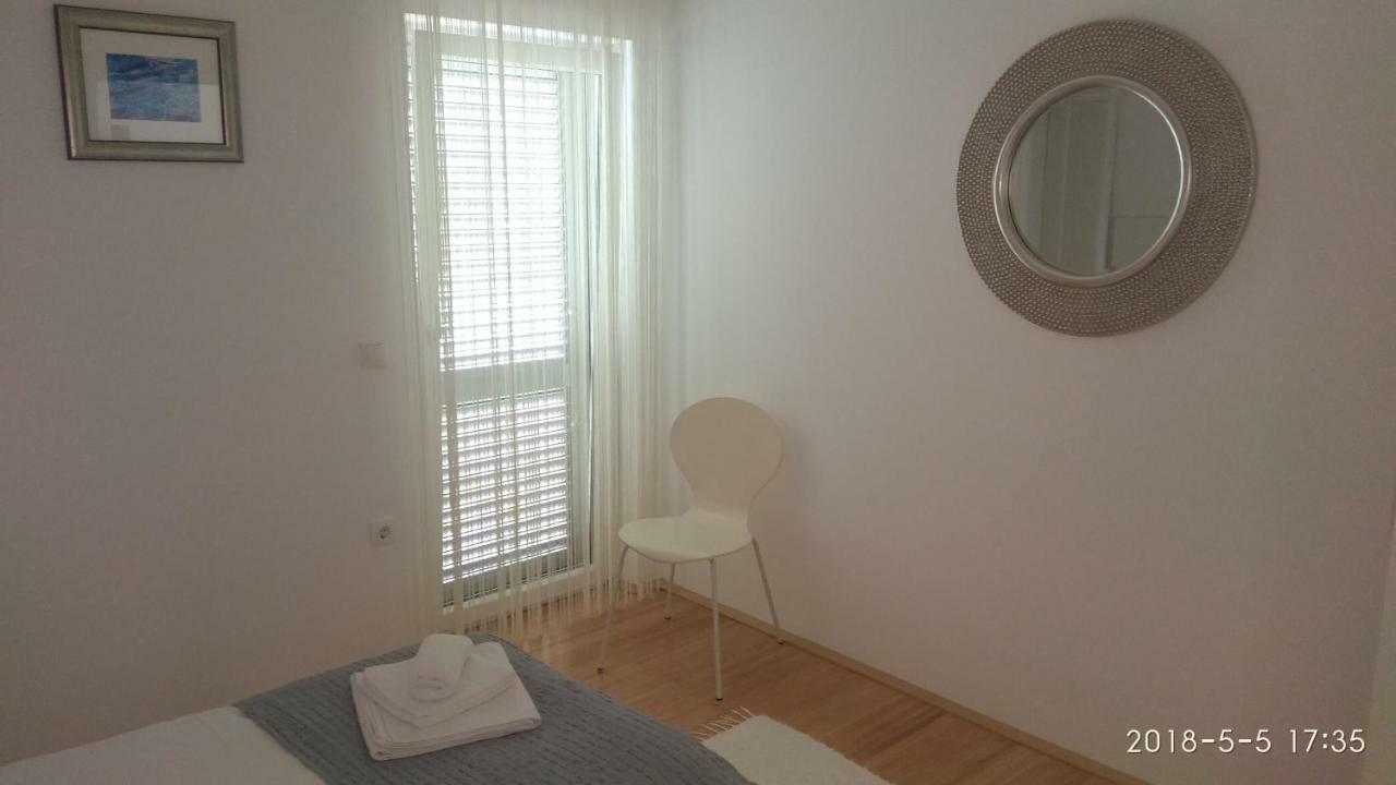 Apartments Niana With Heated Seawater Swimingpool Donji Okrug  Bagian luar foto
