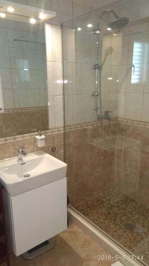 Apartments Niana With Heated Seawater Swimingpool Donji Okrug  Bagian luar foto