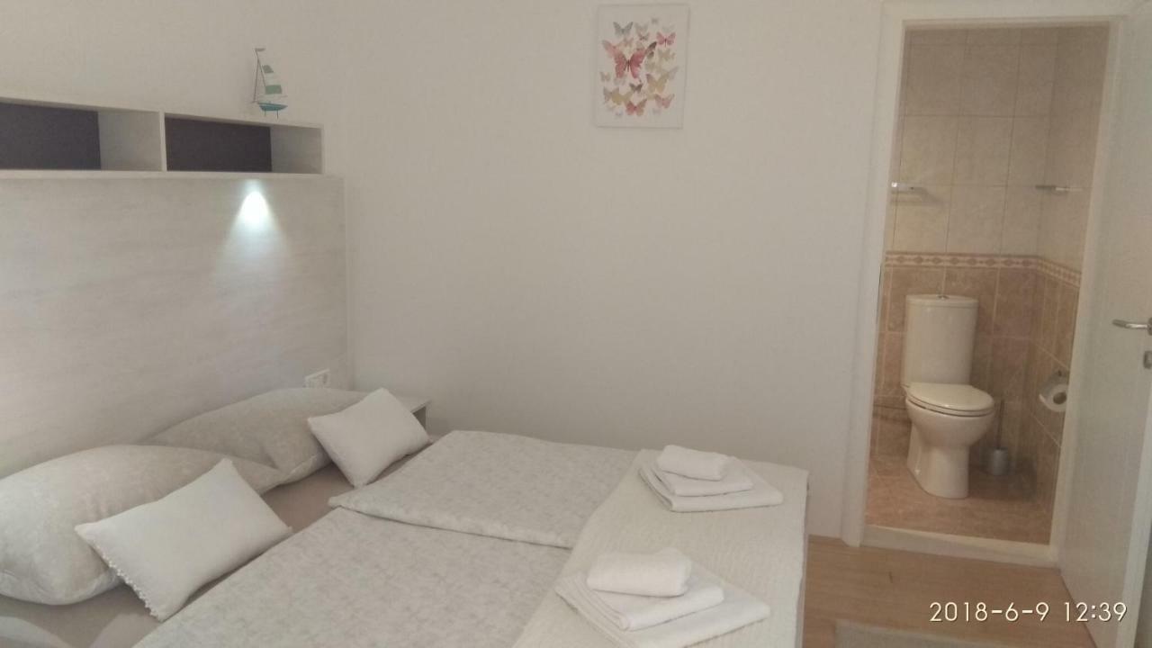 Apartments Niana With Heated Seawater Swimingpool Donji Okrug  Bagian luar foto