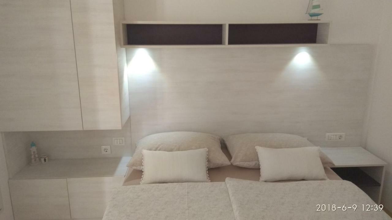 Apartments Niana With Heated Seawater Swimingpool Donji Okrug  Bagian luar foto
