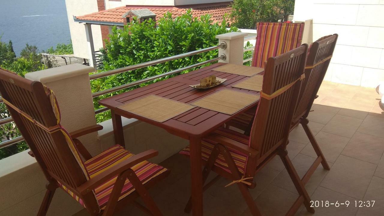 Apartments Niana With Heated Seawater Swimingpool Donji Okrug  Bagian luar foto