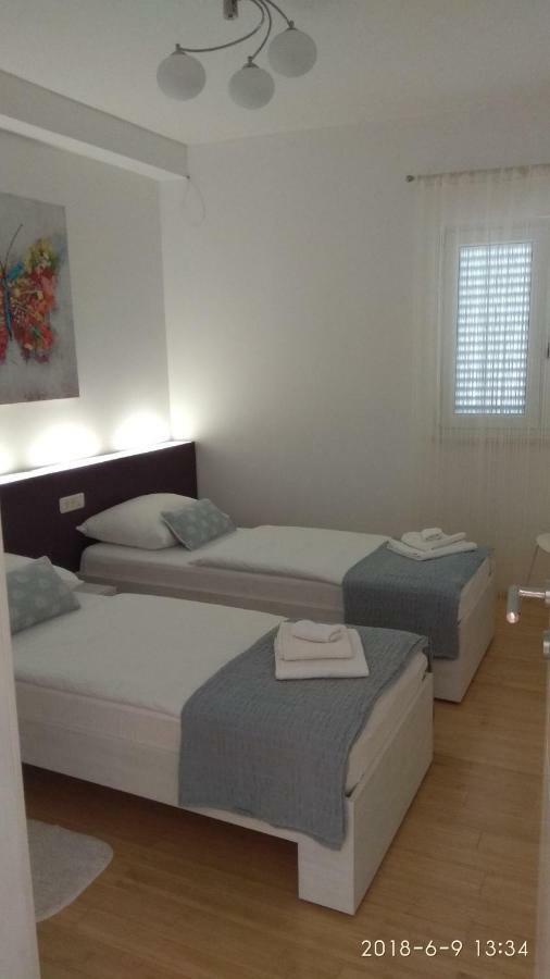 Apartments Niana With Heated Seawater Swimingpool Donji Okrug  Bagian luar foto